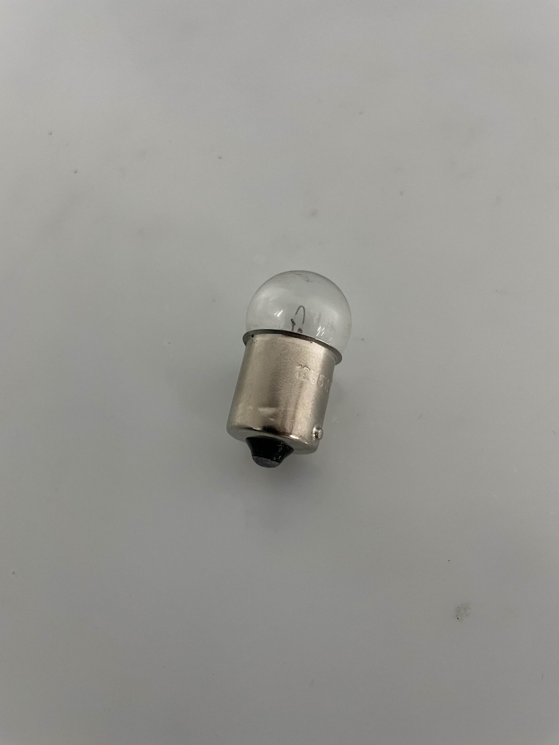 19051918-4049-41DF-A3DE-DC09B66EFC50 Lampa bec 12V 5W R5W lungime 30 mm D. 19 mm BA15s