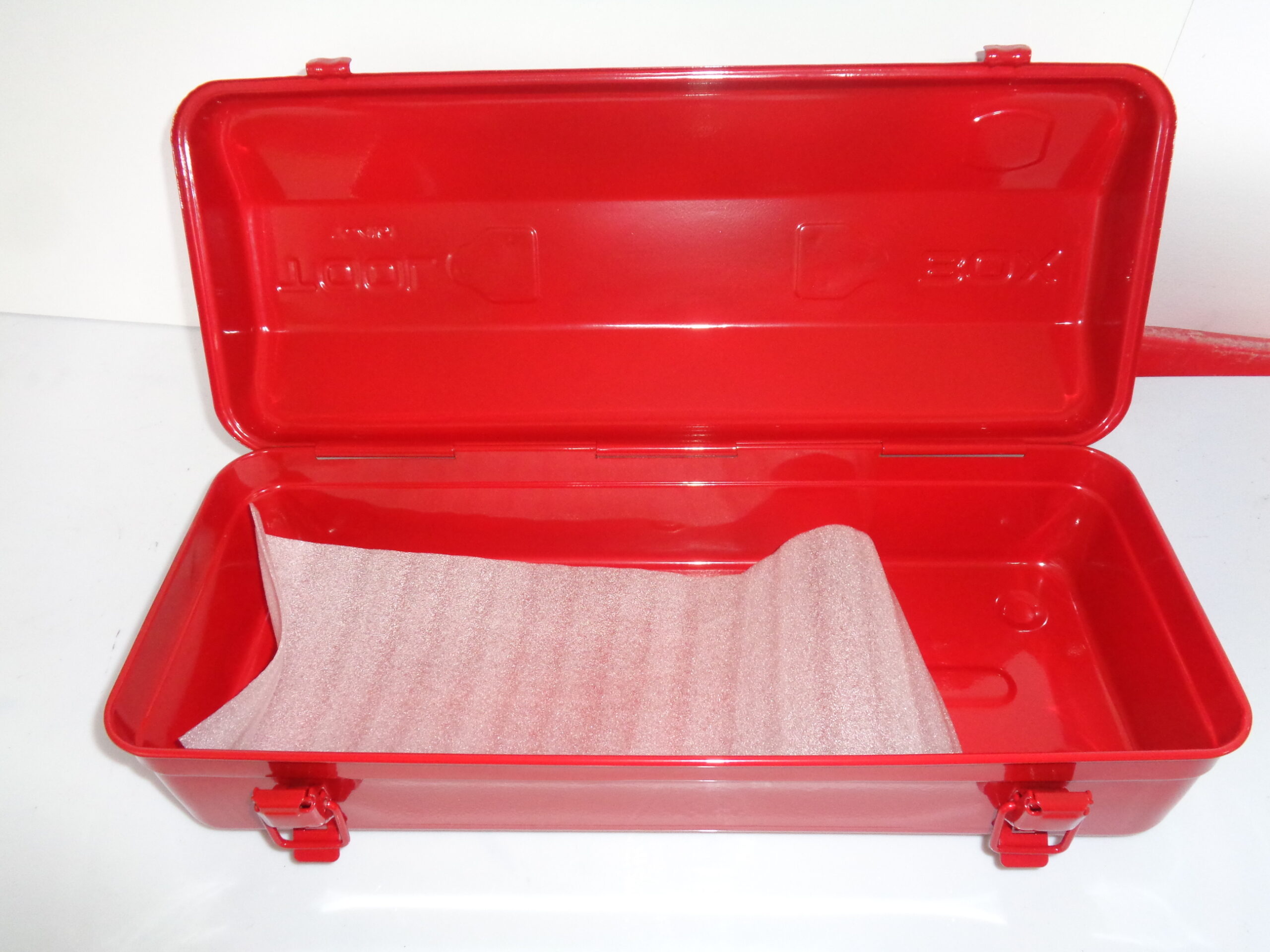 DSC03148 Cutie scule tractor fier vopsit U650 U445 cu lungimea de 430 mm ,latimea de 170 mm si inaltimea de 130 mm