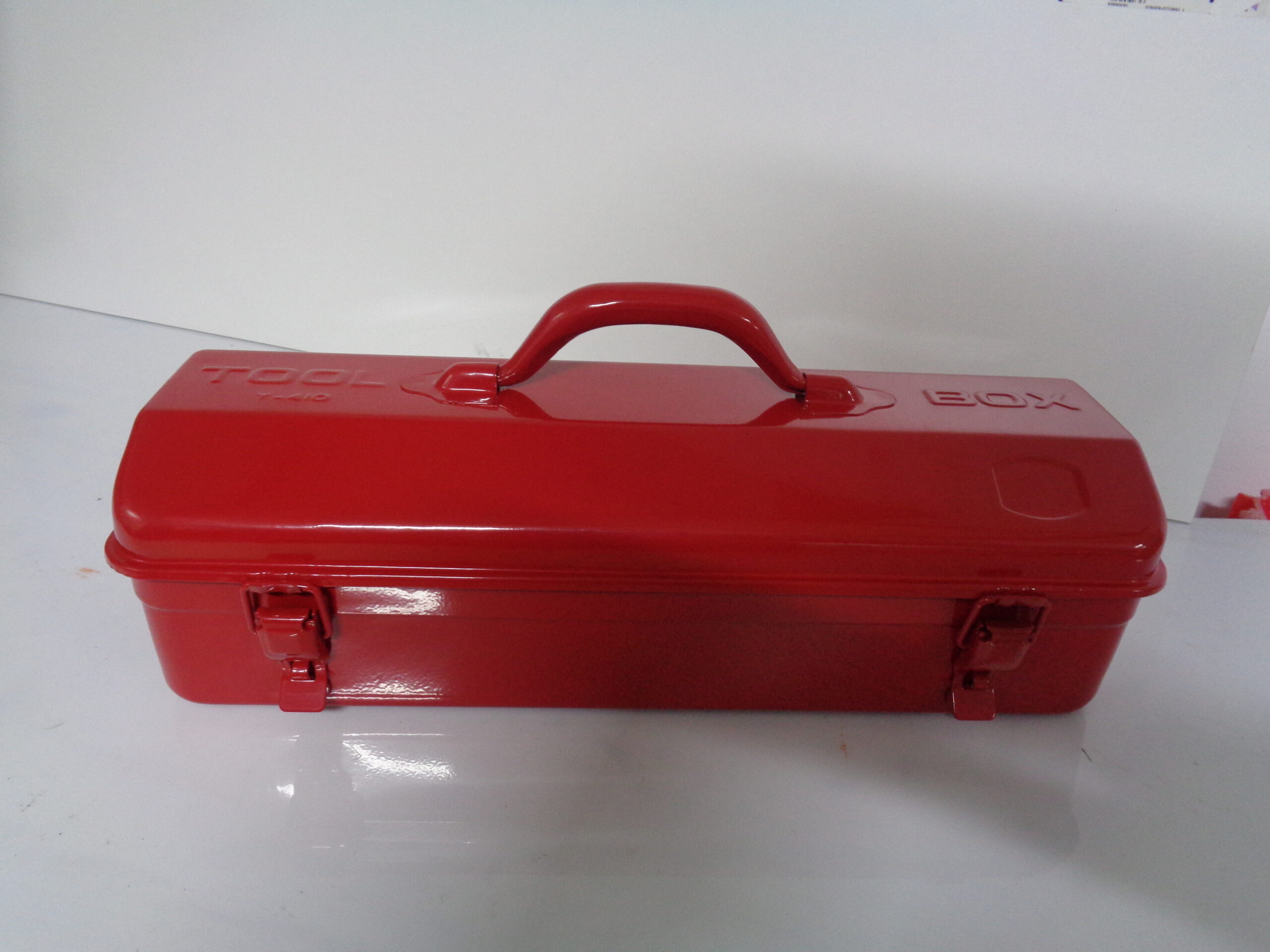 DSC03149 Cutie scule tractor fier vopsit U650 U445 cu lungimea de 430 mm ,latimea de 170 mm si inaltimea de 130 mm